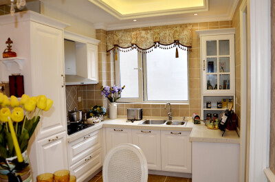 混搭风格开放式U型6平米别墅厨房白色橱柜单色瓷砖墙壁置物柜装修效果图片