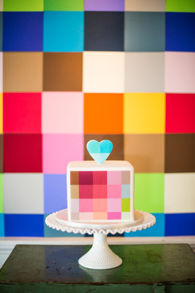 这是一位新妈妈为孩子办的周岁party,彩色格子布置与格子蛋糕非常的有爱。