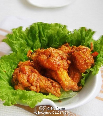 【不用一滴油的脆皮鸡翅】1.腌制鸡翅：倒入半瓶啤酒，3勺盐和1勺胡椒粉腌制15分钟；2.用擀面杖把玉米片擀碎，把鸡翅裹上玉米片；3.放入微波炉高火加热三分钟，拿出翻面，再烤3分钟，一共即热12分钟即可。