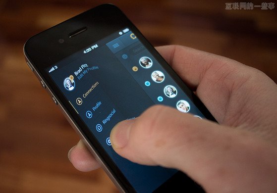 清晰易读的深色背景，醒目的蓝色和黄色字体。且带有一定动画效果。