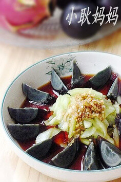 黄瓜拌皮蛋[黄瓜拌皮蛋]用料：蒜头2辫、鸡精半小勺、辣椒油、白糖、酱油、黄瓜、皮蛋、香醋、香油详细做法：1、准备的材料。2、黄瓜去皮，切成片，先用盐抓一下。3、皮蛋剥去壳，用棉线划成片。4、蒜头剁碎。5、加酱…