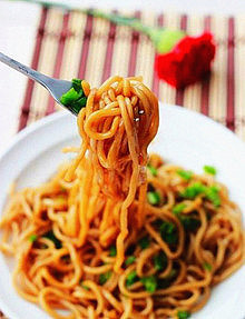 【葱油面】做法： 1、锅中放入适量水大火烧开后，放入面条，用筷子稍微划散，加入3g盐，转小火煮至面条断生。2、煮好的面条捞出，过凉水不停的冲凉。3、带面条的热度完全冲凉，再过一次凉白开水，沥干水分备用。4、之后在面条里，倒入生抽，用筷子搅拌均匀，至面条完全裹上酱色。5、在面条表面撒上一层葱末。6、撒一些五香…