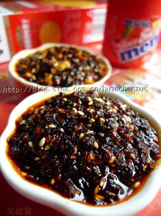 麻辣尖椒酱 原料：辣椒碎 去皮的白芝麻 花椒、白糖、盐 1.锅里油热放花椒小火炒香，油与花椒都要多放些，才有红红的油和麻辣味道 2.花椒炒香捞出，放入辣椒碎小火翻炒，一定要一直用小火慢炒，才能把辣椒味发挥到最香 3.炒制过程中随时观察辣椒的颜色变化，它慢慢的由艳红变成深紫红，甚至有些发黑才 可以，这时的油已是红色的了，气味也香香的，就可以加入白芝麻、白糖少许翻炒一会，放盐拌匀关火 花生麻辣尖椒酱：将五香脆花生米切成花生碎，放入凉透的麻辣尖椒酱拌匀即可