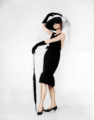 影史上25个经典的时尚瞬间 1. 奥黛丽·赫本《蒂凡尼的早餐》 奥黛丽·赫本在片中身穿由纪梵希设计的小黑裙，为影史留下了永恒的时尚倩影。