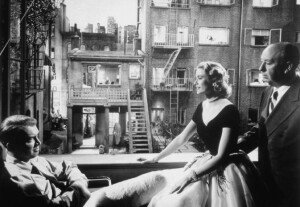 影史上25个经典的时尚瞬间  12. 格蕾丝·凯利《后窗》 格蕾丝·凯利的在片中的大裙摆和珍珠演绎出贵族的优雅，爱马仕包也是一个看点。