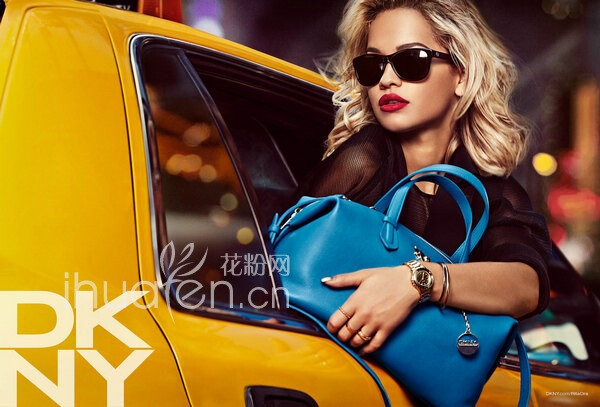 瑞塔·欧拉 (Rita Ora)7月在纽约时代广场低调进行的品牌DKNY (Donna Karan New York)2014新品拍摄 ，写真照独家披露！职业时尚摄影师Lachlan Bailey发布的活动照上，特写了DKNY (Donna Karan New York)品牌标志。而瑞塔·欧拉 (Rita Ora) 坐在出租车车顶，画面色彩鲜艳，美艳非常！