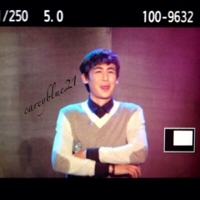 PIC】131109 #Nichkhun# Bench 粉丝见面会 饭拍预览1P cr as tagged 又卖萌昂~~扒图：歪歪~#Nichkhun宁静致远 微笑面对#