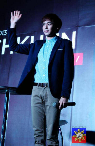 【PIC】131108 #Nichkhun# Bench 新闻发布会 高清饭拍 8P cr as tagged #nichkhun宁静致远 微笑面对# (你是最棒的！) 收起|查看大图|向左转|向右转