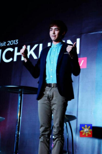 【PIC】131108 #Nichkhun# Bench 新闻发布会 高清饭拍 8P cr as tagged #nichkhun宁静致远 微笑面对# (你是最棒的！) 收起|查看大图|向左转|向右转