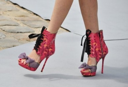 一直觉得会穿高跟鞋的女人特别有女人味