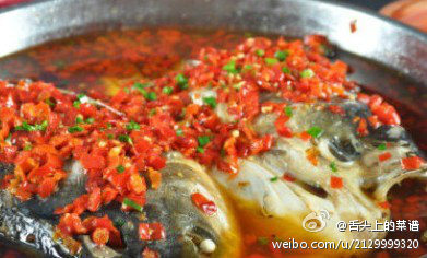 【剁椒鱼头】做法：1）胖头鱼头中间切开，处理干净擦干水分，用料酒和盐腌制15分钟。2）姜切丝，蒜切末。3）热锅冷油爆香姜丝和蒜末。4）加入剁椒炒香，加入盐，糖和鸡粉倒在鱼头上。5）放入上汽的蒸锅蒸10分钟。6）蒸好的鱼头倒掉汤汁，浇上热油即可。