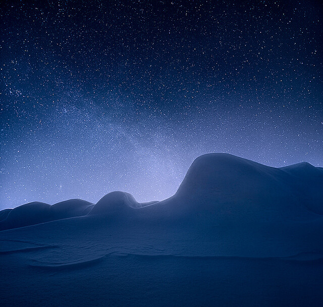 来自世界边缘的风光摄影作品 来源：网络 作者：Mikko Lagerstedt Mikko Lagerstedt是一名自学成才的芬兰摄影师。他从2008年12月才开始接触摄影。从那时起，Mikko拍摄了大量美丽的星空和风光照片。在作品中，他经常让自己以剪影的形式出现在地平线上。这里是他最新的一组展现芬兰迷人风光的摄影作品，名叫《边缘》（Edge）。