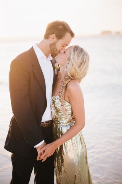 这组海滩婚礼中我们可以看到深蓝色与金色两种色调。金色的复古奢华与深蓝色的清爽飘逸构成了这场婚礼的整体基调。新娘blingbling的金色礼服也特别赞~大爱海滩婚礼~