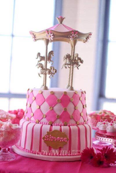 什么样的翻糖蛋糕可以打动你最爱的新娘呢？旋转木马造型的翻糖蛋糕肯定有分量。