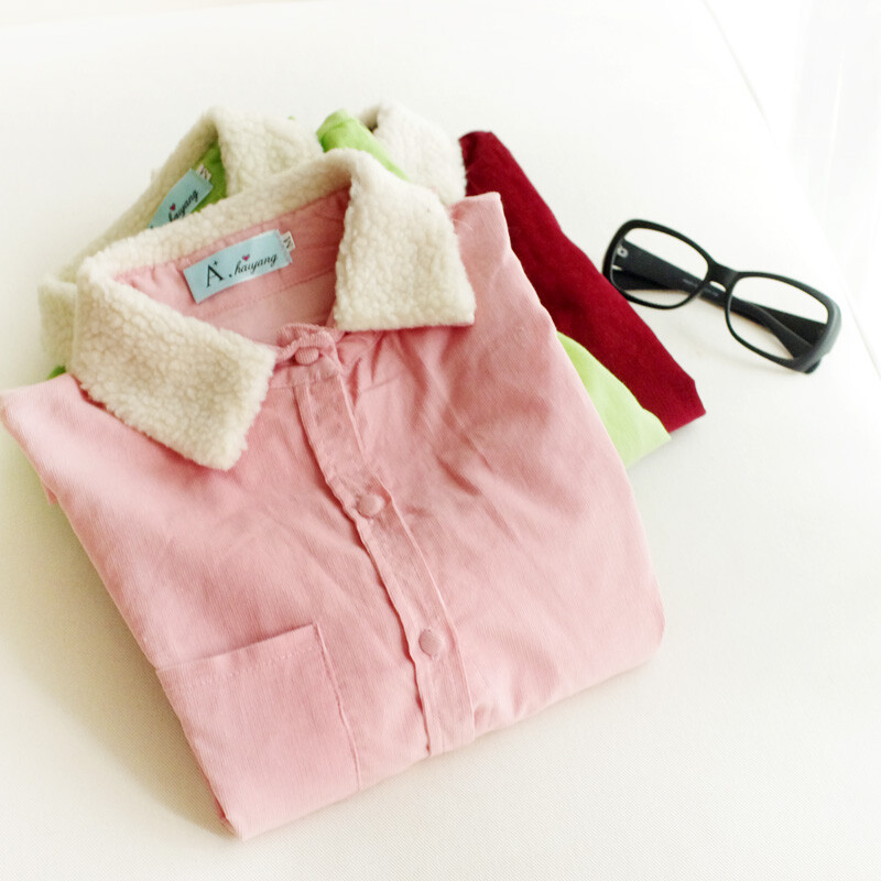 「熊小团」花絮。小清新灯芯绒羊羔毛翻领系扣衬衫