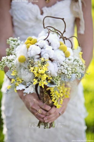 黄金球是手捧花中一种比较常见的花材。它表面呈颗粒状，黄色或乳黄色，甚至有些泛白的小球体，很可爱。黄金球在捧花中运用的非常之多，尤其进入到秋季，金色的果实有丰收之意。秋季结婚的准新娘可以准备一束哦~
