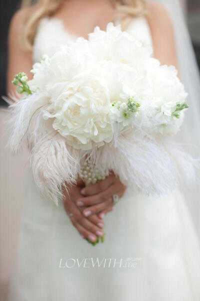 21款柔软的羽毛装饰的新娘手捧花，用水晶点缀，或者将羽毛镶嵌在花朵之间，将花朵衬托得更美更轻柔~