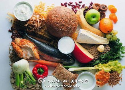 【食物存放常识】很多食物一旦放错了地方，即使外观、气味仍然正常，营养却在不断“蒸发”。 1.牛奶在超市冷柜的灯光下“最佳保鲜期”只有4小时左右；2.绿叶菜和苹果放在一起，叶子会很快变黄、变烂；3.果汁开封后放回冰箱，即使瓶盖已拧紧，一周内也会损失一半维生素 。