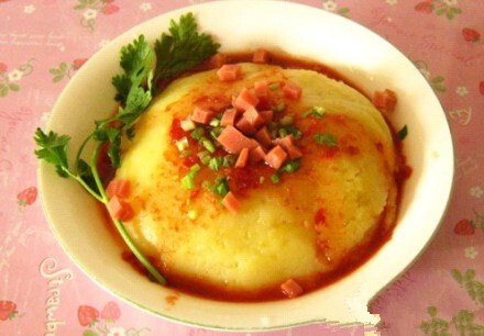 【DIY美味土豆泥】1.蒸好土豆趁热剥皮压成泥，放点盐和水和均，微波叮1min；2.锅内放油烧热，葱花爆锅后放肉末炒至变色；3.放木耳、黄蘑翻炒，调入酱油、姜末再翻炒一会；4.入适量开水，放入香菜烧开，勾欠，调入味精和盐，关火；5.淋在和好滴土豆泥上即成。