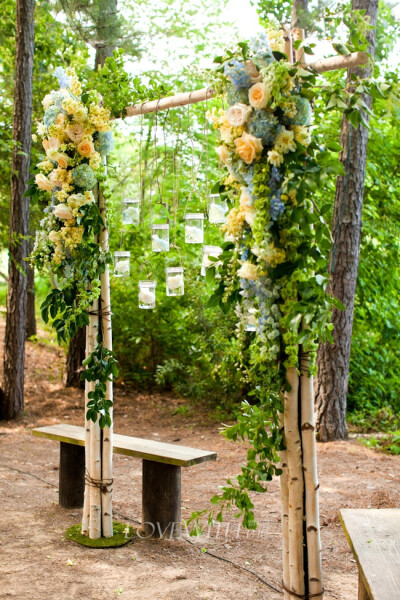 用枯藤树枝造型将框架装点，再用色彩淡雅和鲜明的花朵相互搭配树枝，打造的12款森系婚礼拱门，在户外举办婚礼的新人们可以借鉴下哦～