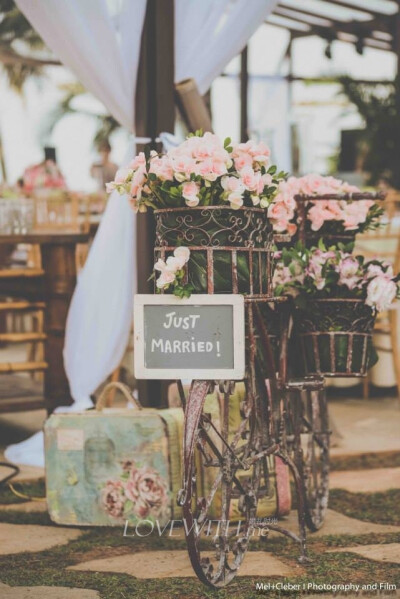 一场由粉红色花艺装饰的国外婚礼，加上了复古的旅行箱，老式自行车的点缀，让这场婚礼更加出色。这么甜蜜的婚礼，哪个女孩子不喜欢呢？