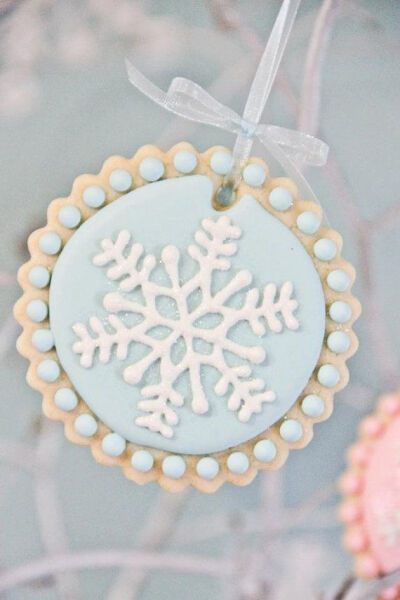 Sparkly Snowflake Decorated Sugar Cookies (12)