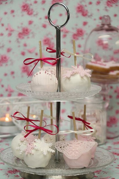 v Cake-Pops mit Schneekristallen by suess-und-salzig, via Flickr Check out the 'Snowflake' Pop... :) !