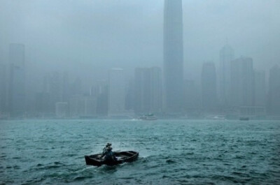 雨中香港，这些稍纵即逝的瞬间尤为美丽动人。丨法国摄影师：Christophe Jacrot