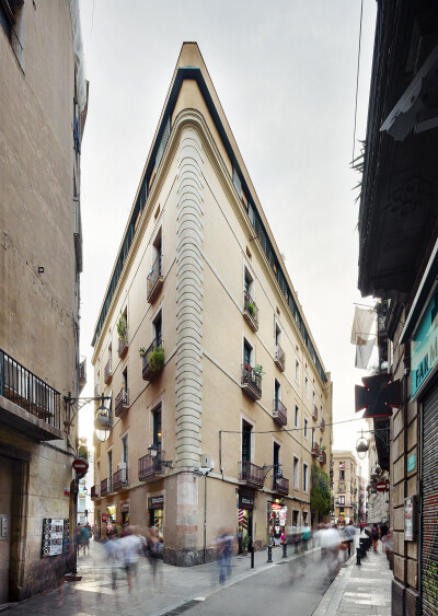 位于巴塞罗那老城中心的哥特区，Carrer Avinyó 地处一个繁华的道路街角，就像纽约熨斗大厦 (Flatiron Building) 一样，Carrer Avinyó 所在的公寓楼是被相邻公共空间围绕的三角形建筑。由英国 David Kohn Architects …