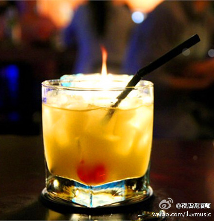 【威士忌酸Whiskey Sour】短饮,酒度24％这大概是最早的鸡尾酒之一，直到今日它仍享有极大的声望~材料：1/10糖浆3/10新榨的柠摄汁6/10波本威士忌，少许蛋白 制作：在加了冰的摇酒壶中倒人配料，搅起泡沫。过滤至酒杯中，樱桃点缀~~