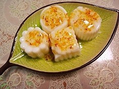 【桂花牛奶凍】 做法：牛奶倒入鍋里煮,依…