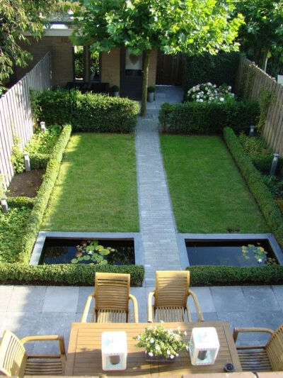 绿草坪后院，两片绿草绿毯铺满庭院