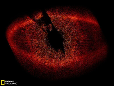 索伦之眼：这是一颗距离地球大约25光年的明亮恒星。在其周围可以看到有一圈碎屑物质组成的环带，这里可以看到一颗细小的光点，这是一颗与木星类似的气态巨行星：南鱼座αb。这张照片也是首次在可见光波段拍摄到的一…