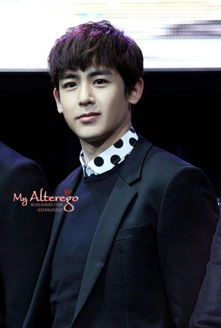 【PIC】131118#Nichkhun# Smile Gate与JYP娱乐的战略事业合作签约仪式饭拍高清图1p cr:logo#Nichkhun宁静致远微笑面对#