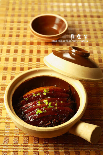 广东酱汁浓郁肥而不腻的《梅菜扣肉》 主料...