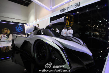 这辆号称5000马力，极速560公里/小时，0-100公里/小时加速1.8秒的“devel sixteen”跑车引起了当地人的兴趣。总觉得这种车就是为中东土豪而生的啊！图片来自欧洲新闻图片社。