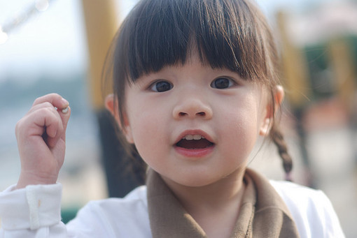 真正的坚韧，应该是哭的时候要彻底，笑的时候要开怀，说的时候要淋漓尽致，做的时候不要犹豫。