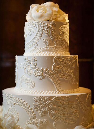 将蕾丝作为一种古典元素添加在蛋糕里的做法特别适合那些有着复古主题的婚礼。花卉、缎带、蝴蝶结和珍珠都是古典蕾丝绝好的搭配。