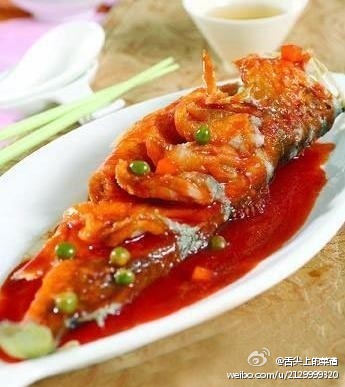 【DIY糖醋魚(yú)】原料:魚(yú)、料酒、雞蛋、淀粉、姜絲、醋、糖、番茄醬、鹽;制作:1.魚(yú)去頭尾去魚(yú)鱗切塊,加料酒腌20分鐘;2.雞蛋磕碗中加干淀粉攪成蛋糊;3.熱鍋加油,魚(yú)片均勻裹蛋糊入油炸至金黃撈出瀝油;4.鍋內(nèi)放姜,加醋、糖、番茄醬、鹽和濕淀粉,沿一個(gè)方向攪動(dòng)成汁;4.將汁淋在魚(yú)即可。