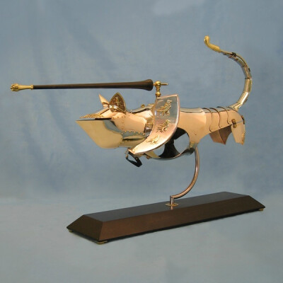 ＃猫鼠大战要添新装备＃加拿大人Jeff de Boer为小动物设计铠甲，主体为白银、铜和木材等材质，制作非常精细，每款售价500~2000美元不等。