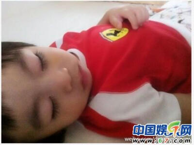 林志颖近日微博再曝儿子照片。照片中的小小志睡相萌人，眼睫毛长的很美。网友直呼小小志的睫毛是假的。林志颖回应说：“謝謝大家稱讚連把拔都羨慕的睫毛!!!”