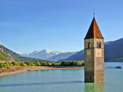 被遗弃的美丽风景——雷申湖 从1940年开始，意大利电力公司蒙特卡蒂尼为汇合两大湖泊，建造了一个大坝。但却使当地村庄全部淹没。格劳恩——这个14世纪的教堂钟楼是村庄存在的唯一证据。