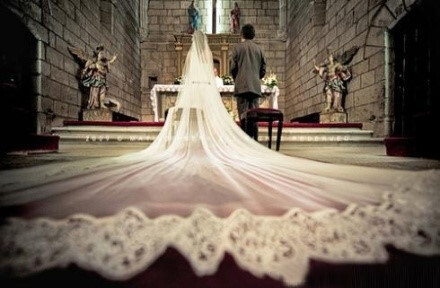 这是一场五彩缤纷的婚礼。、婚礼、新娘、新郎、幸福