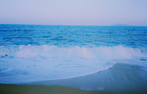 仗剑红尘已是癫，有酒平步上青天； 游星戏斗弄日月，醉卧云端笑人间。