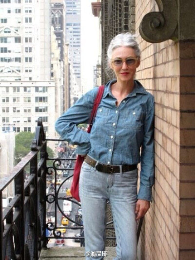 这位年过60的造型师Linda Rodin，并没有因为年龄而在打扮上变懒惰，拥有自己独特的stye和优雅气质。气质从来都与年龄无关。