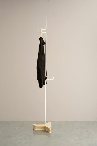 HC Hanger is a minimalist design created by Japan-based designer Yasutoshi Mifune. It is a coat hanger whose base part can store hangers by stacking them. The shape of hangers is good for hanging high…