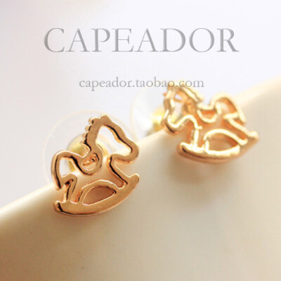 【CAPEADOR】 韩国 金色 镂空 木马 耳钉 尺寸：1.2CM * 1.1CM~