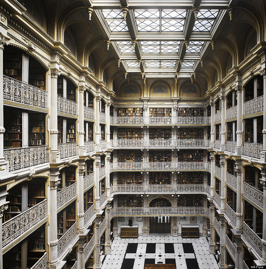 皮博迪图书馆（The Peabody Library），美国巴尔的摩 19世纪，煤气照明和钢铁创造了一种全新形式的图书馆——铁架结构。坐落在巴尔的摩的皮博迪图书馆建于1878年，是现存最好的范例。事实上，图中的立柱、柱顶、露台、扶手和天花板都是铁铸的。如果你到巴尔的摩旅游，记得一定要去这个图书馆看看。