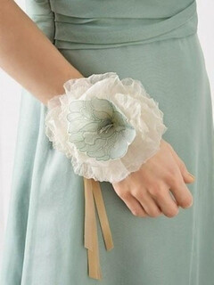 婚礼上的新娘手腕空空，是不是感觉缺少一些什么呢，不妨选几款漂亮的腕花搭配一下吧~