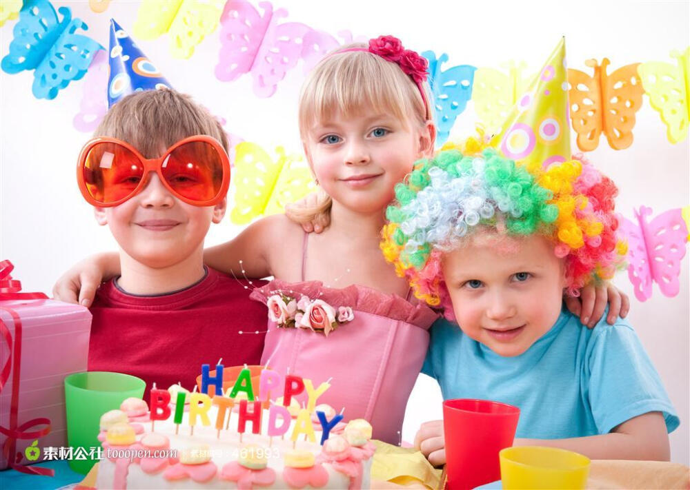 三个萌娃过生日场景高清图片素材